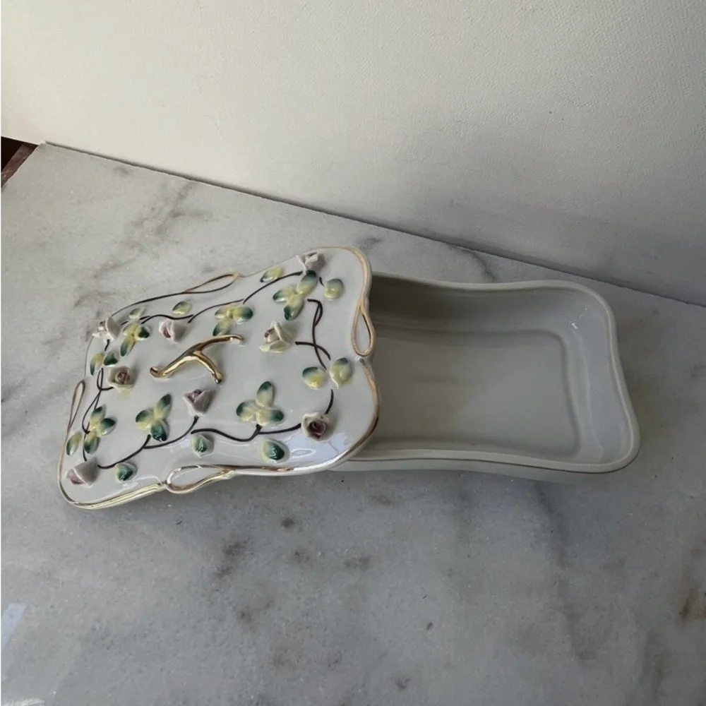 ANTIQUE AUSTRIA HAND PAINTED FLORAL porcelain TRINKET BOX..